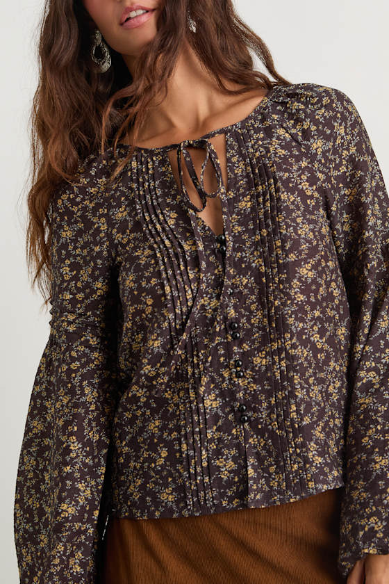 Noahlyn Black Floral Pleated Long Sleeve Blouse
